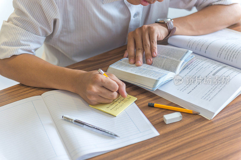 学生边学习边做笔记、查字典