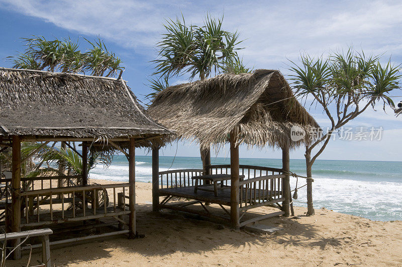 泰国普吉岛西岗海滩上的海滩小屋