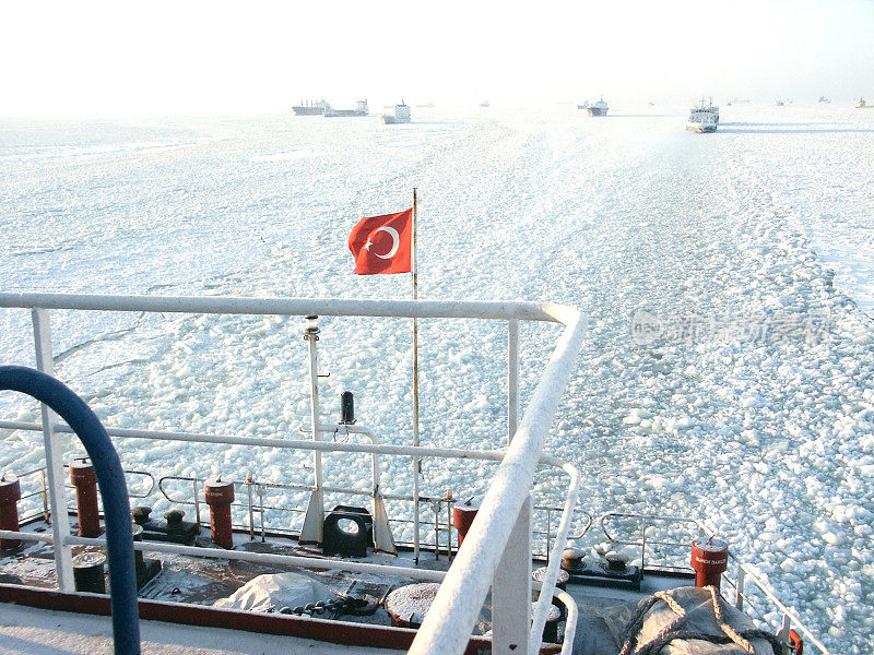 霜海上的船和土耳其国旗