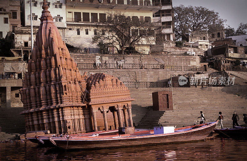 印度瓦拉纳西的一座庙宇正在下沉
