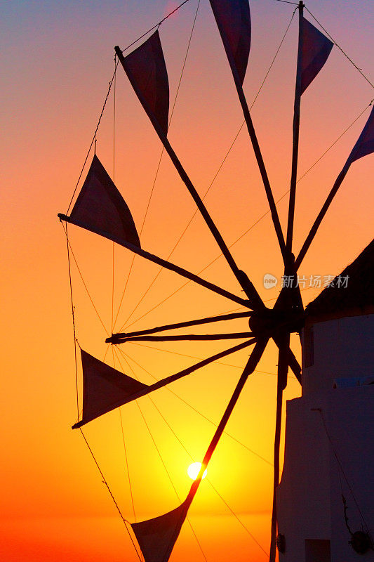 圣托里尼岛伊亚岛日落时的风车