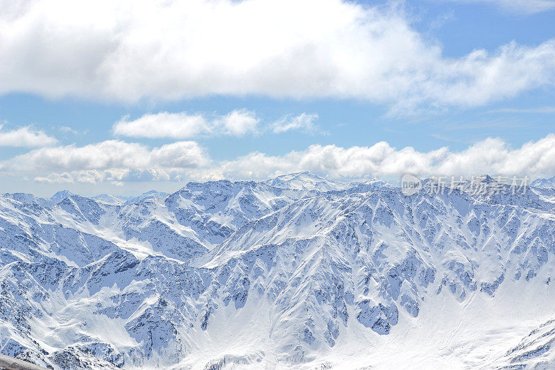 施纳尔斯特尔冰川上的雪山山峰