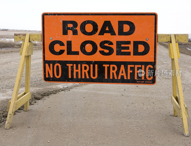 道路封闭，禁止通行交通道路标志和路障