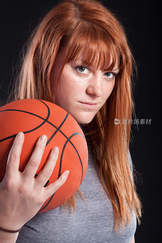 女子篮球运动员抱球肖像