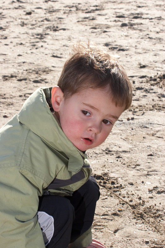 3岁的男孩在海滩上