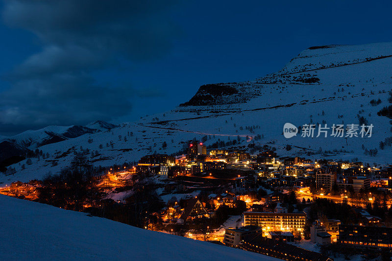 法国滑雪胜地瓦尔·索伦斯的夜景