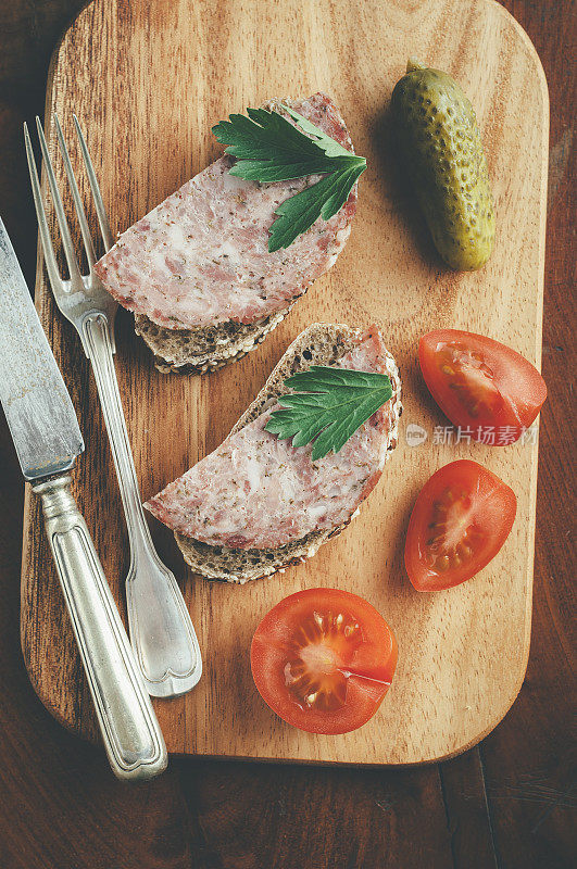 切面包片和肉的砧板