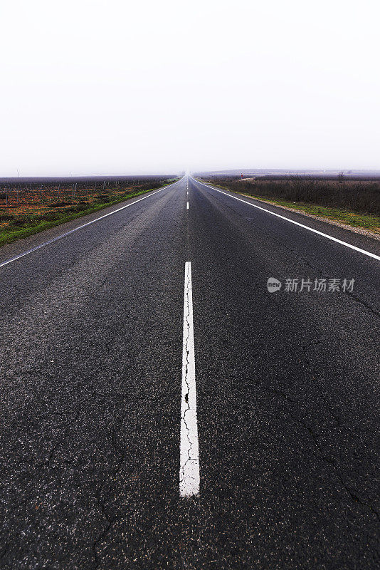 雾蒙蒙的道路