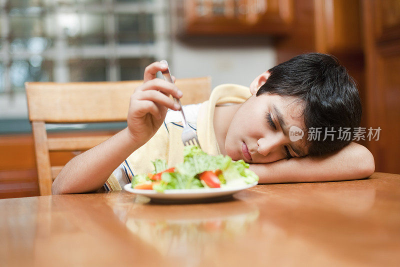 男孩不喜欢他的食物