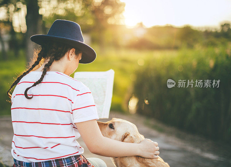 和她的狗一起看地图