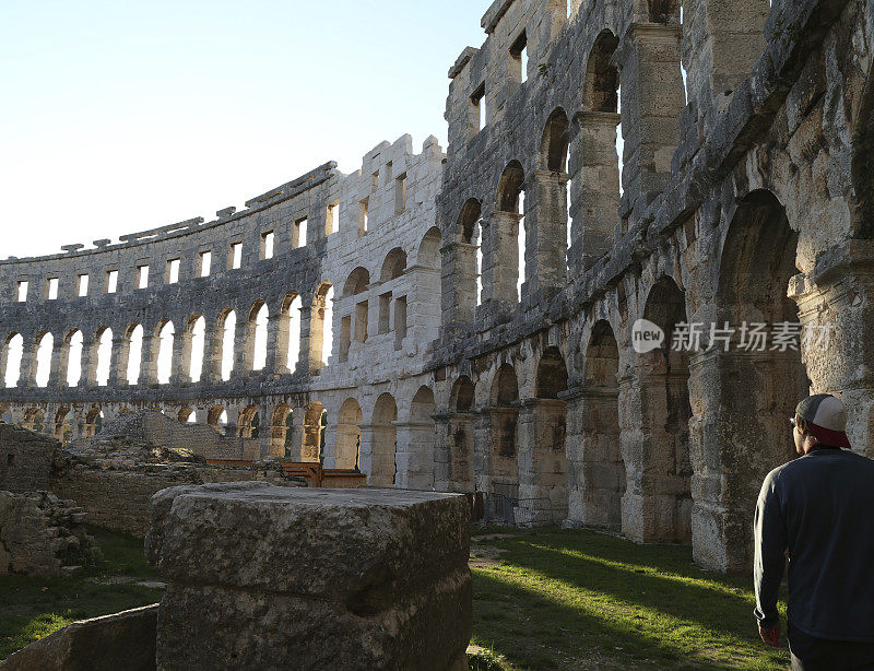 独自旅行者探索竞技场结构，普拉竞技场