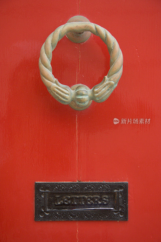 红门上的门环和信箱