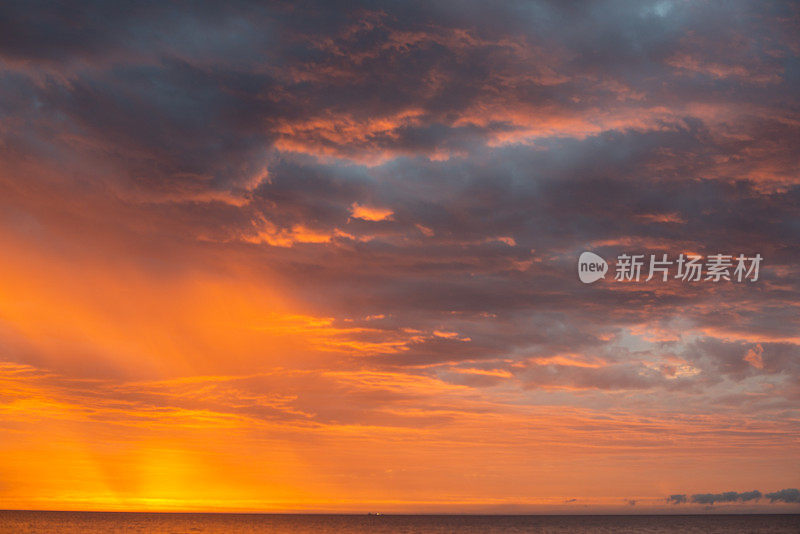 戏剧性的海上日落