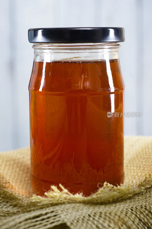 蜂蜜在透明玻璃罐中