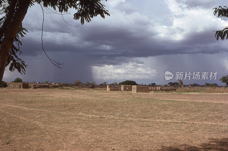 西非布基纳法索萨赫勒干旱季节的零星阵雨