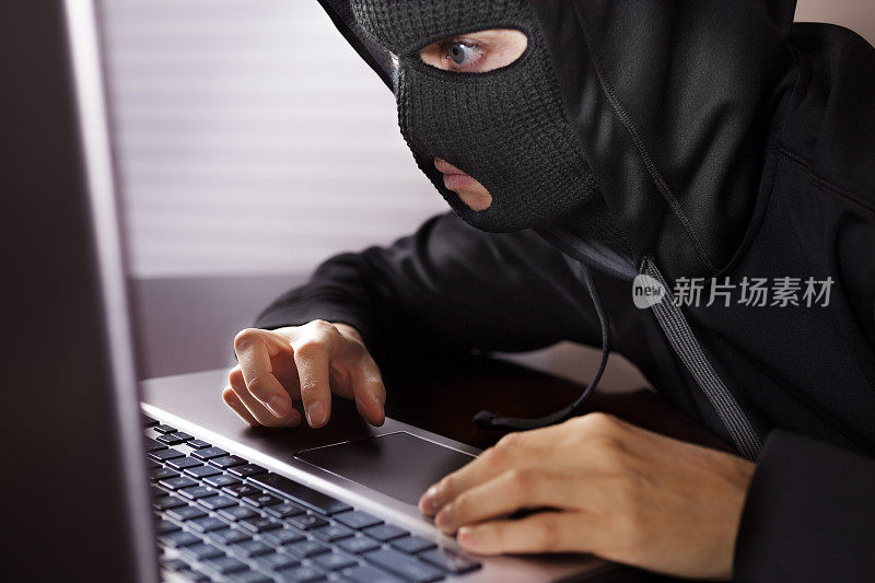 犯罪:网络犯罪。小偷窃取电脑机密。