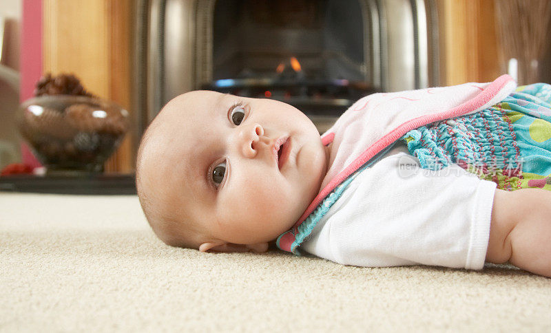 地毯上三个月大的女孩