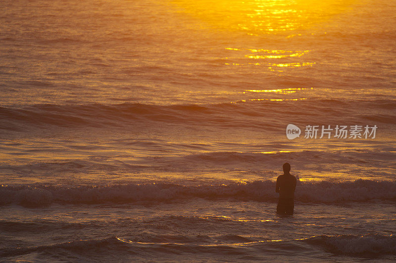 人在鼓舞人心的日出海洋