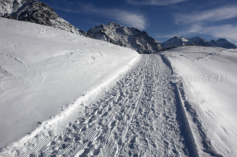 瑞士阿尔卑斯山:冬天的徒步旅行