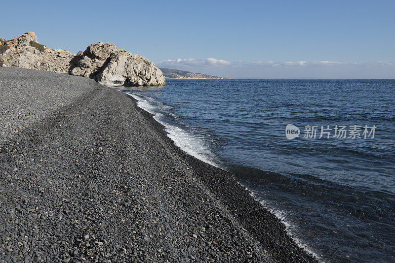 希腊希奥斯岛的黑色卵石海滩