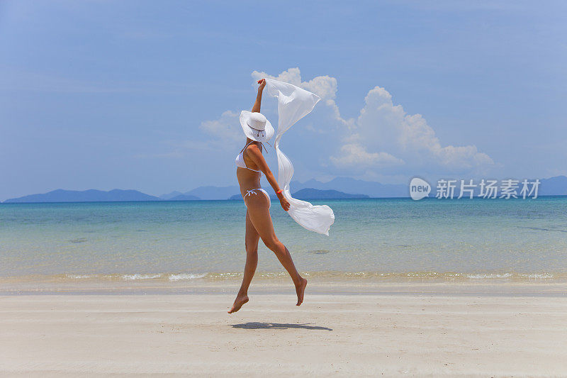 美女女孩跳在海的背景