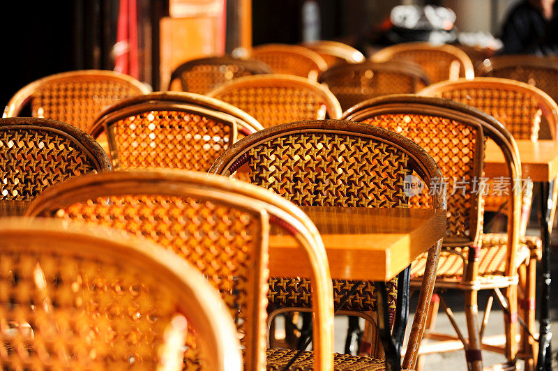 巴黎街头咖啡馆的柳条椅