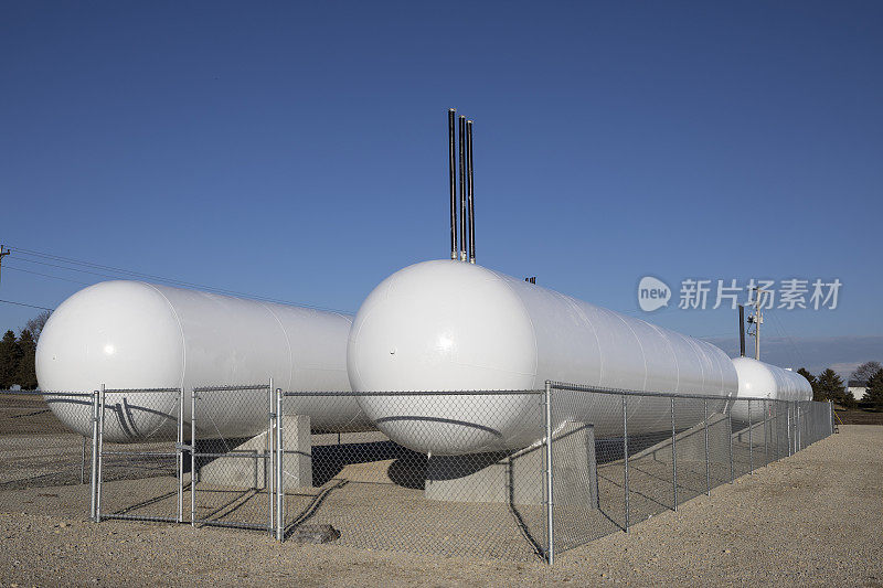 三个大型液体丙烷液化石油气储罐