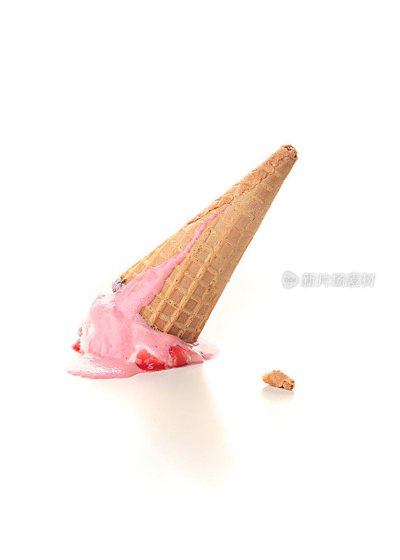 一个冰淇淋蛋卷掉在了地板上