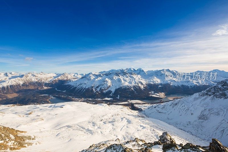 瑞士阿尔卑斯山的岩石峰上的雪