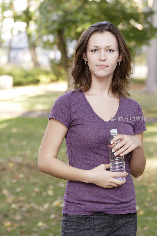 年轻女人的瓶装水