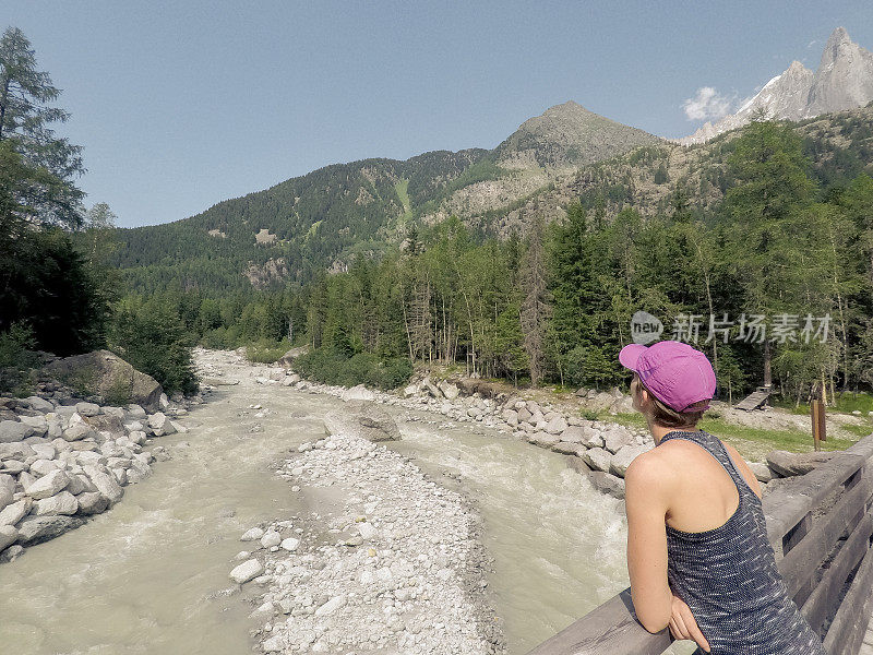 欣赏风景的女性