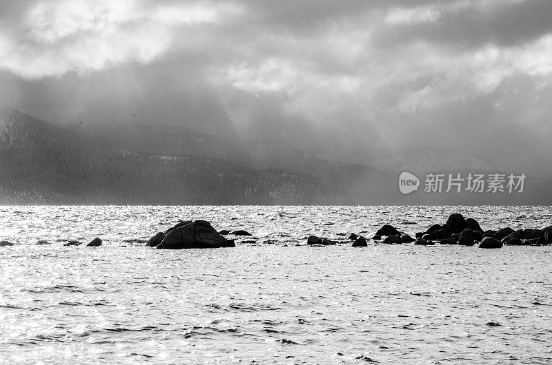 《黑与白的暴风雨的太浩湖