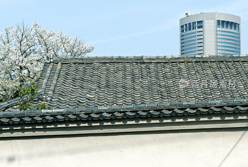 日本的老建筑和现代办公大楼
