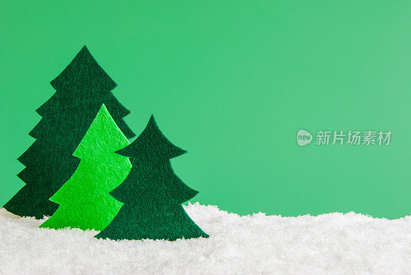 三棵雪中的感觉圣诞树