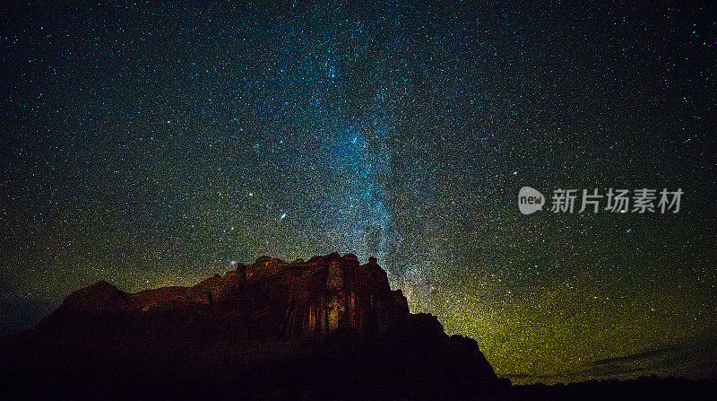 犹他州拱门国家公园山上的星空