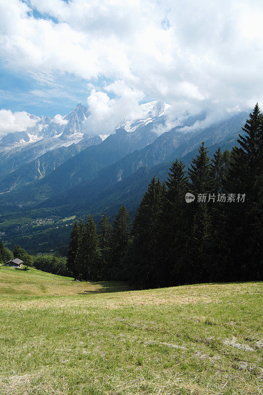 法国阿尔卑斯山的山脉景观