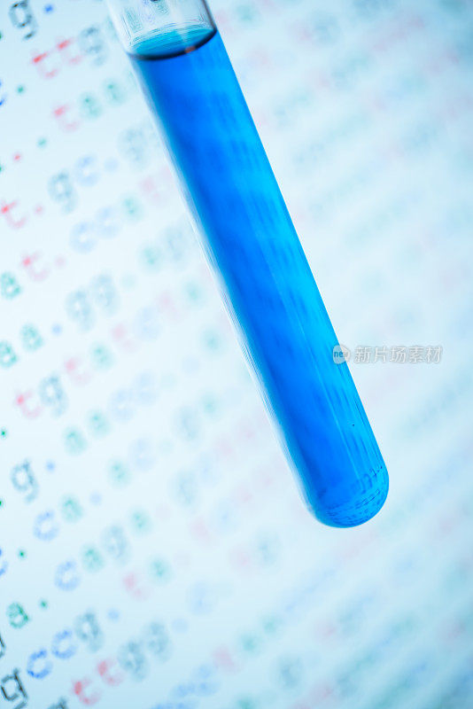 试管，蓝色溶液，背景是DNA序列