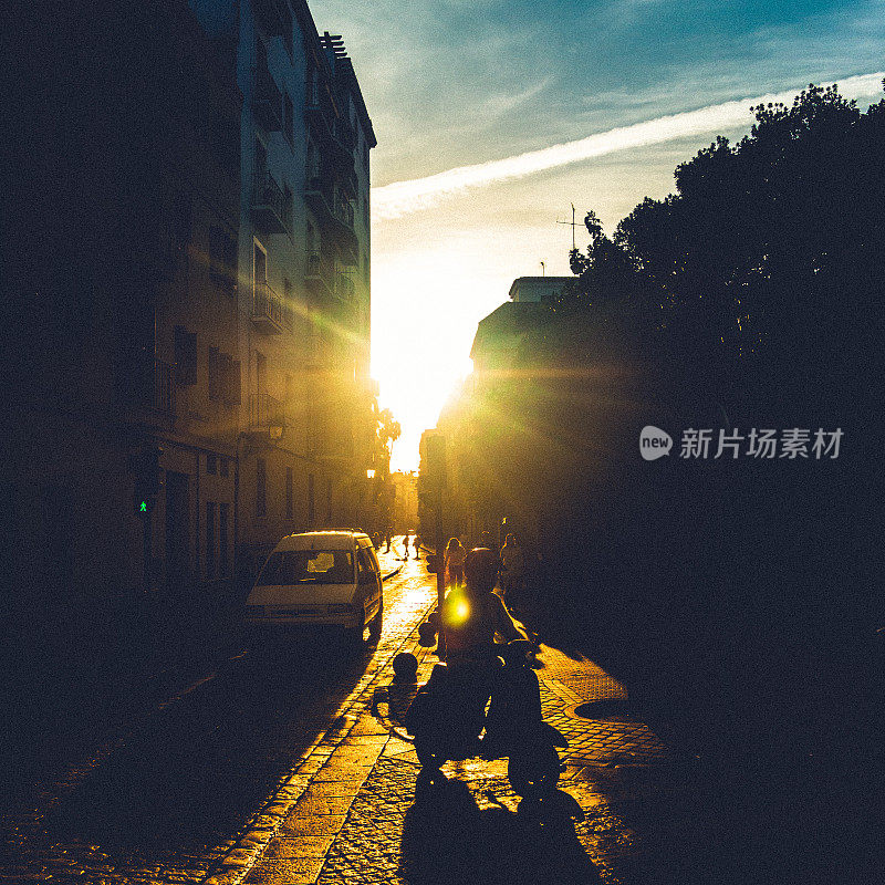 日落时分的塞维利亚街景