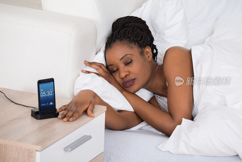 睡在床上的非洲女人