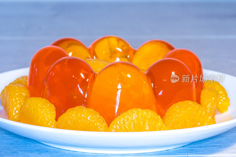 接近半透明的令人垂涎的橙子果冻模具