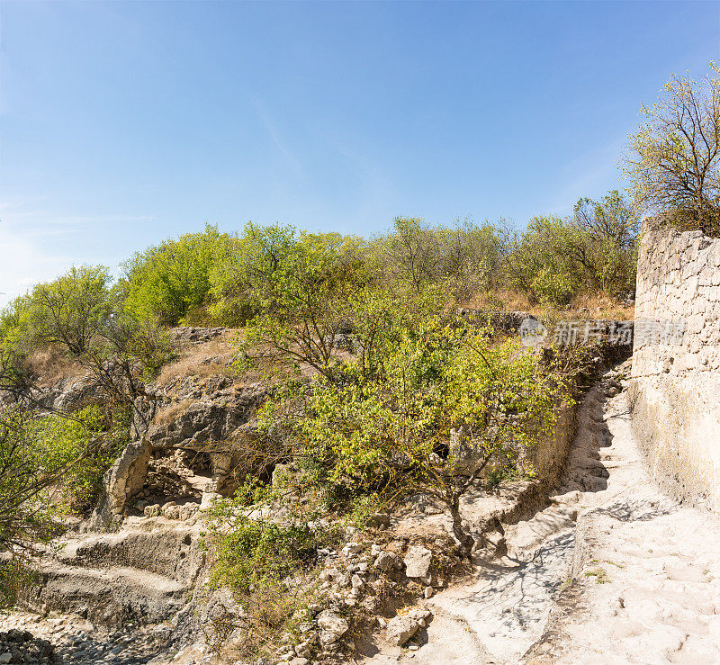 俄罗斯克里米亚共和国，巴赫奇萨莱，中世纪洞穴城市-堡垒丘弗特-卡勒。刻在房子的岩石上