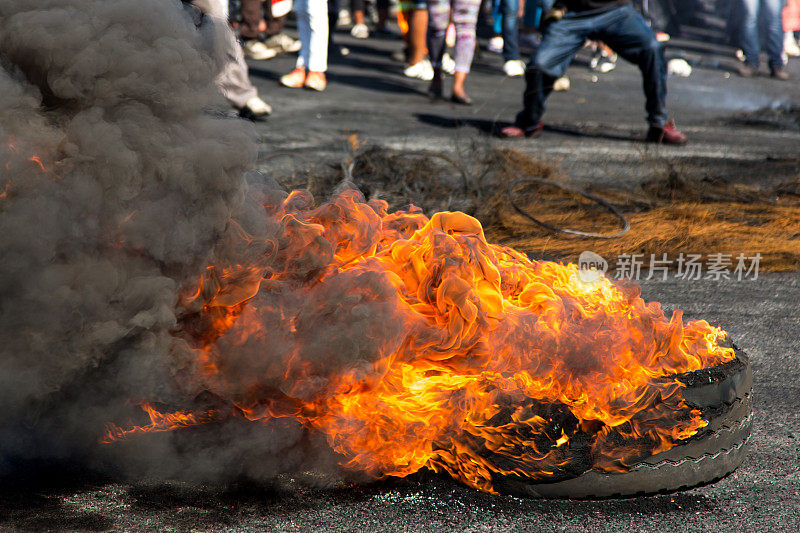 抗议者在南非街头抗议焚烧橡胶轮胎