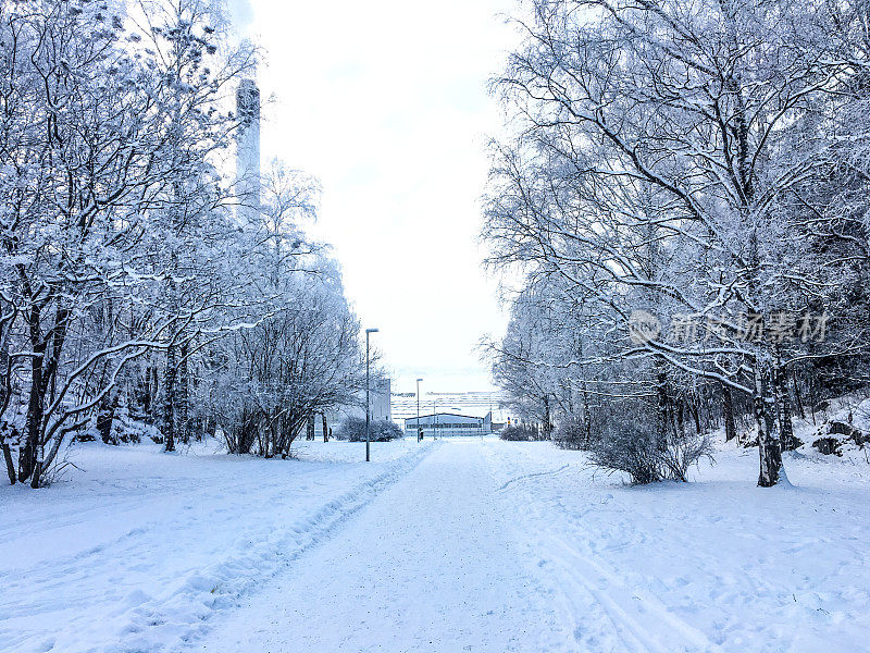 芬兰坦佩尔公园的雪小径