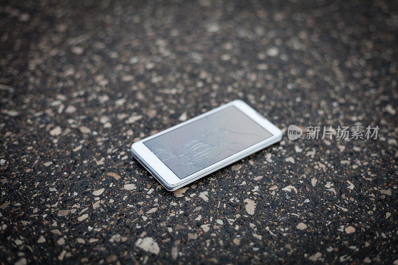 手机碎屏躺在街上