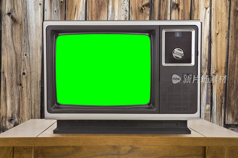 老电视与色度键绿色屏幕和木墙