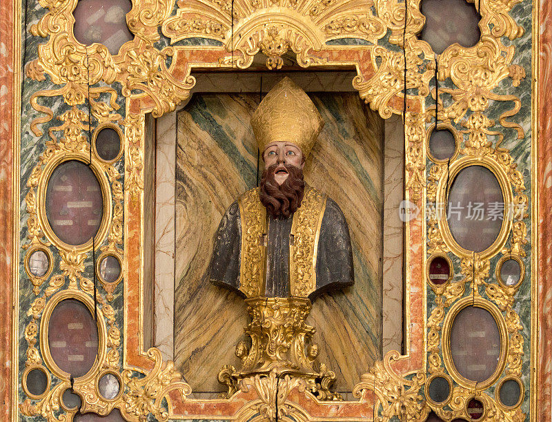 葡萄牙科英布拉圣克鲁斯修道院圣所的一尊圣人雕像