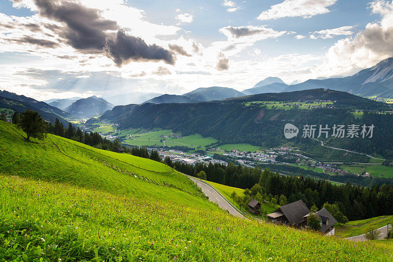 美丽的山谷与前矿业城镇Schladming在斯蒂里亚，奥地利