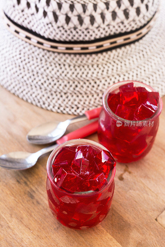 红果冻，切成丁，放在两玻璃杯里