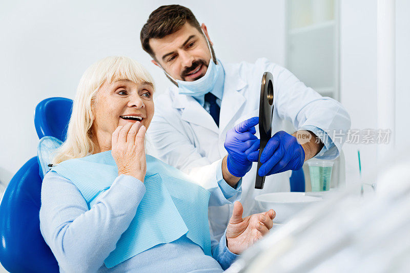 快乐的女人正在看牙医工作