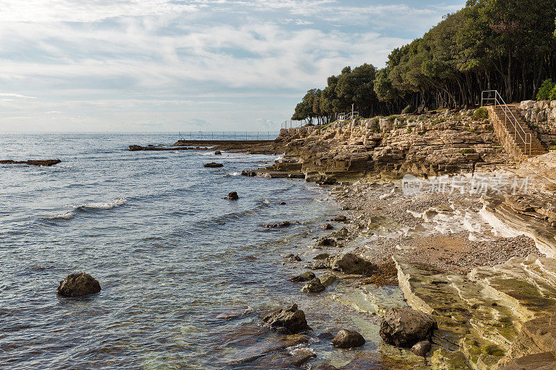 克罗地亚伊斯特里亚的日落岩石海滩。